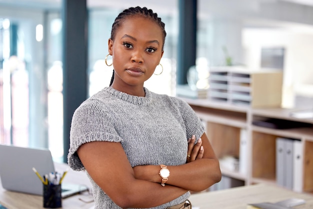 Aucune limite à ce que je pouvais réaliser. Photo d'une belle jeune femme d'affaires dans son bureau.