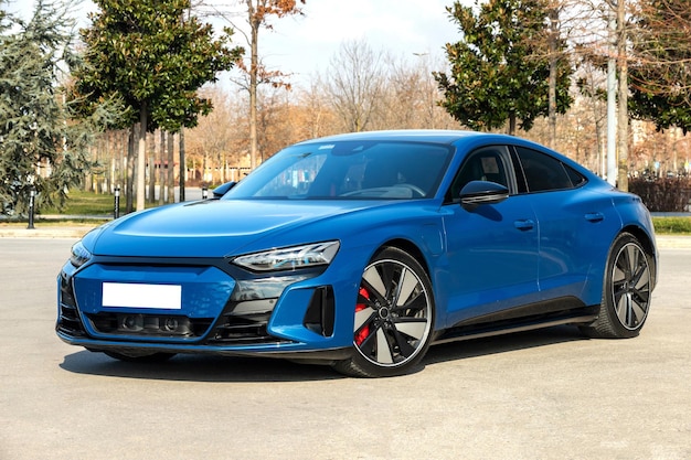 Audi rs etron est garée sans logo