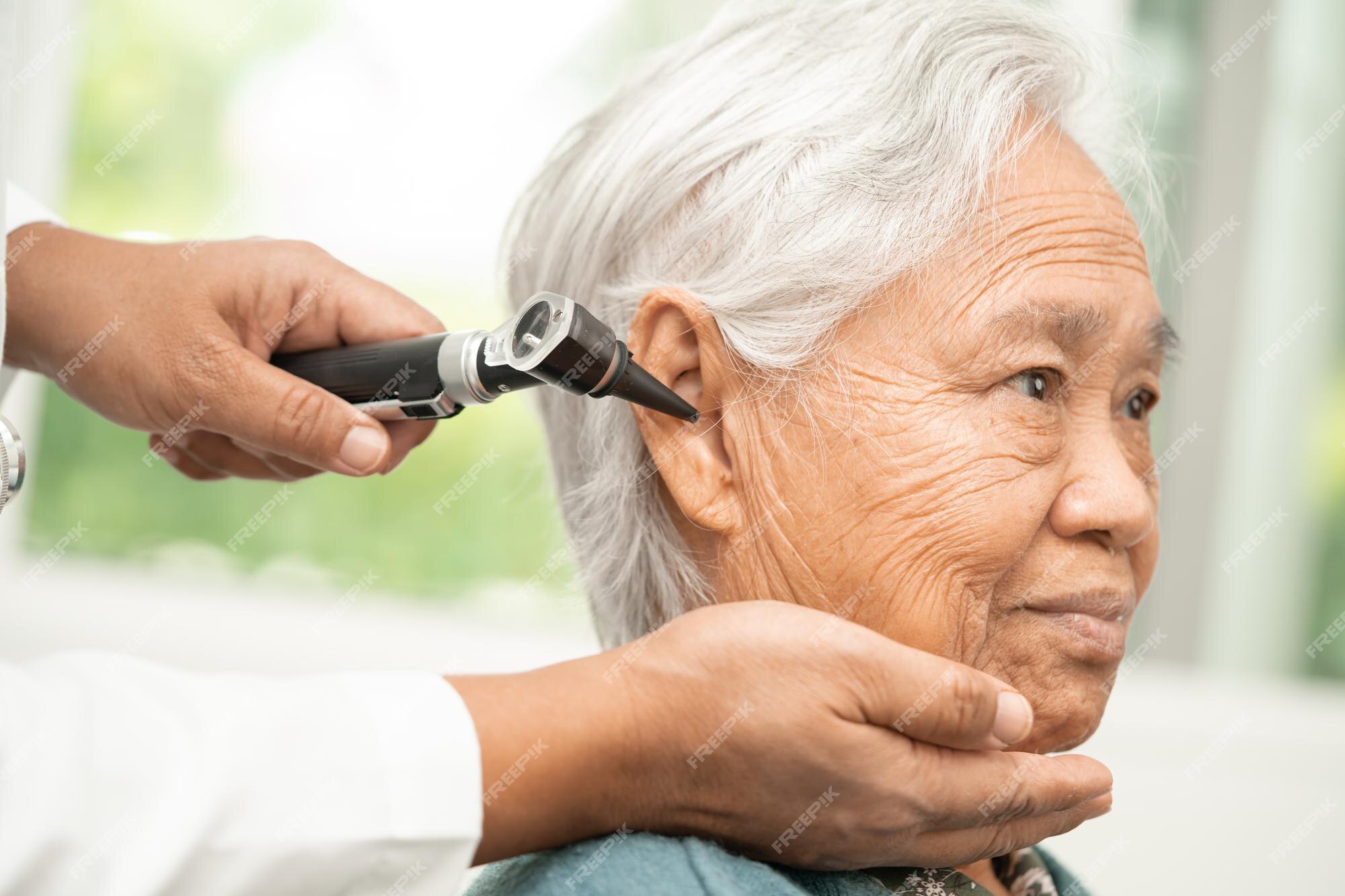 Docteur Utilisant L'otoscope Pour Vérifier L'oreille De La Femme