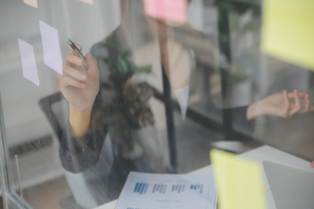 Auditeur de documents d'affaires femme d'affaires vérifiant la recherche d'un document légal préparer des documents ou un rapport pour analyse