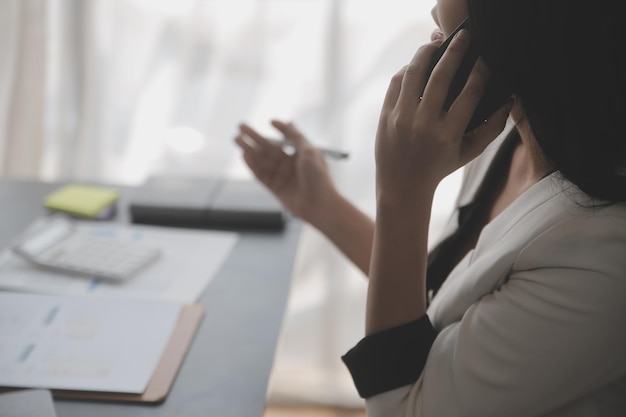 Auditeur de documents d'affaires femme d'affaires vérifiant la recherche d'un document légal préparer des documents ou un rapport pour analyse