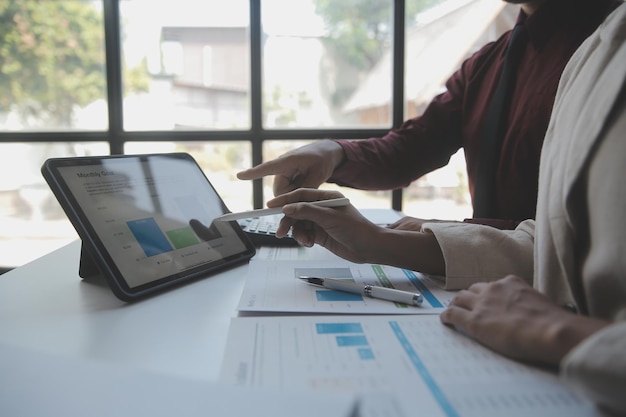 Auditeur de documents d'affaires femme d'affaires vérifiant la recherche d'un document légal préparer des documents ou un rapport pour analyse