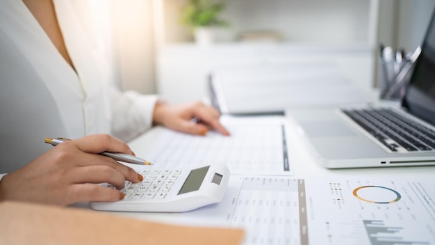 Auditeur ou personnel du service des recettes internes Femmes d'affaires vérifiant les états financiers annuels de l'entreprise Concept d'audit