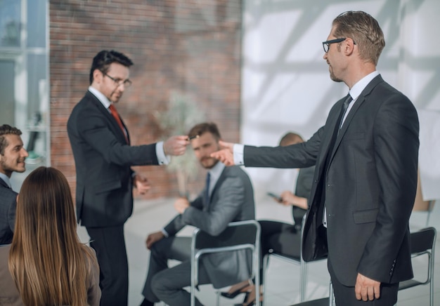 Auditeur de séminaire d'entreprise vue arrière demandant à l'orateur