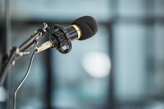 Auditorium de conférence et microphone dans un bureau pour un événement ou une présentation de travail de discours Bokeh business et un micro ou un équipement pour un conférencier d'atelier de réunion ou un séminaire d'entreprise sur le lieu de travail