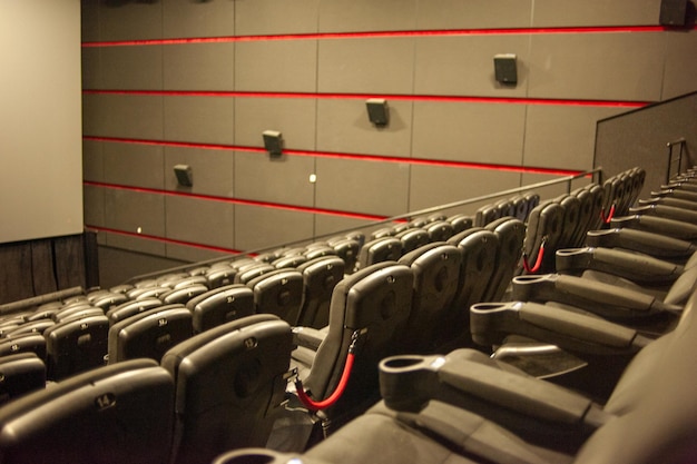 L'auditorium du cinéma est vide et a des lignes rouges sur le mur.