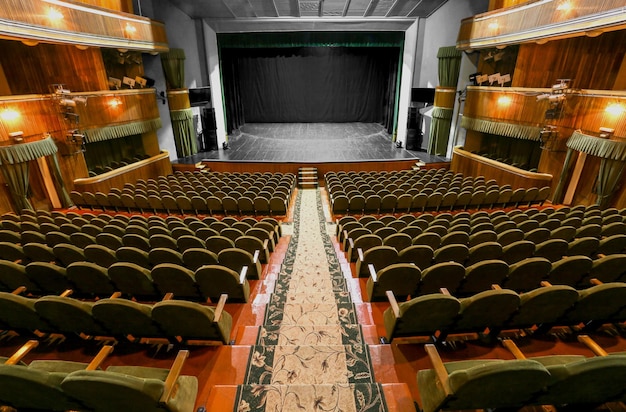 Auditorium et scène de théâtre sans spectateurs