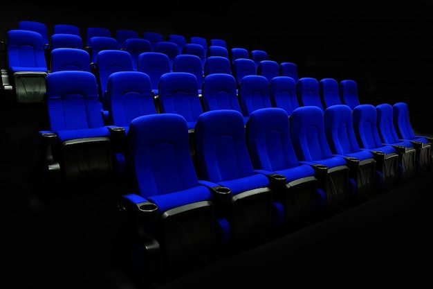 Auditorium de théâtre vide ou cinéma avec sièges bleus
