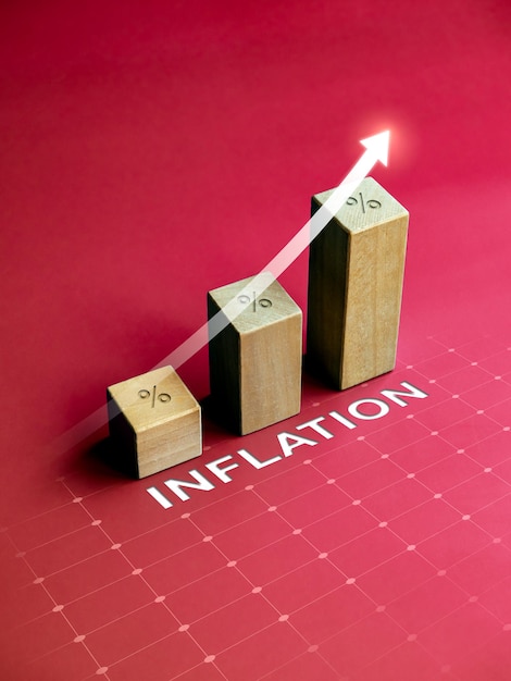 Augmentation brillante de la flèche vers le haut sur les blocs de cubes en bois étapes du graphique à barres avec signe de pourcentage et mot INFLATION sur fond rouge style vertical Concepts d'affaires d'inflation et de crise financière