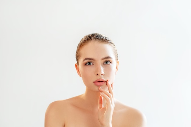 Augmentation des lèvres cosmétologie esthétique peau de femme
