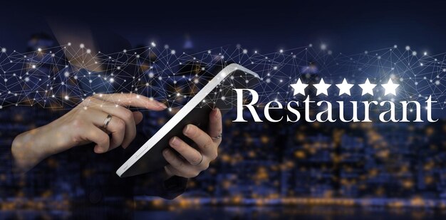 Augmenter La Note Ou Le Classement De L'évaluation Et Du Concept De Classification Tablette Blanche Tactile à La Main Avec Hologramme Numérique Signe Cinq étoiles Avec Texte Restaurant Sur Fond Flou Foncé De La Ville