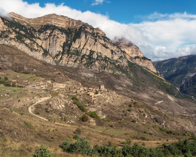 Aul ethnique abandonné Vieille ville fantôme abandonnée de la région de Digoria L'ancienne ville sous la montagne Fouilles du patrimoine historique de l'histoire ancienne Ossétie du Nord Russie