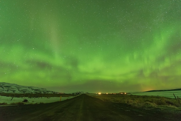 Aurora Borealis au-dessus des montagnes au nord de l'Islande en hiver