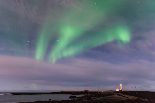 Aurore boréale, sur, les, Grotta, phare, dans, Islande, à, les, océan, et, a, sable noir, beac