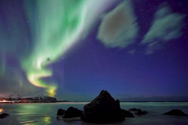 Aurores boréales aurores boréales. Îles Lofoten, Norvège