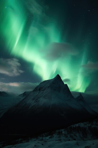 Les aurores boréales dans le ciel et les montagnes de l'extrême nord de l'islande Wallpaper