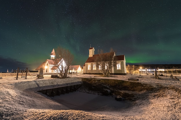 Aurores boréales sur les nuits froides islandaises