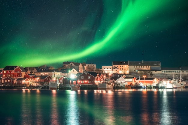 Aurores boréales sur village de pêcheurs sur la côte à Lofoten, Norvège