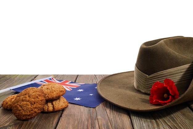 Australian anzac day armée australienne slouch hat coquelicot rouge et biscuits anzac traditionnels sur bois b