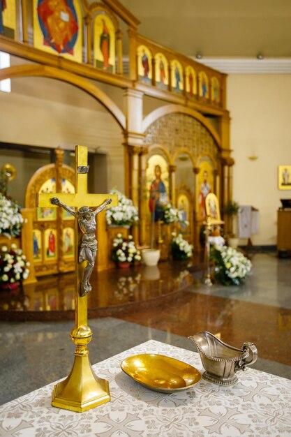 Photo autel à l'église avec des objets de cérémonie pour le baptême