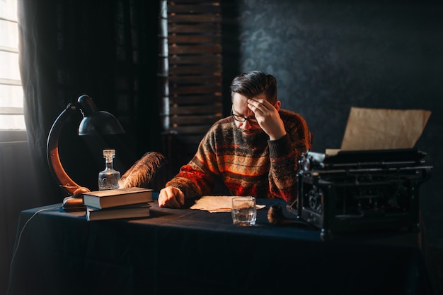 Auteur Barbu Dans Des Verres Lisant Son Travail