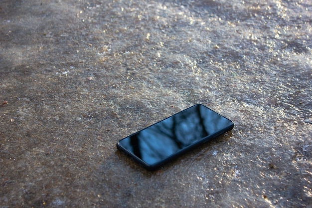 Authenticlost smartphone téléphone smartphone gadget laissé tomber sur la route