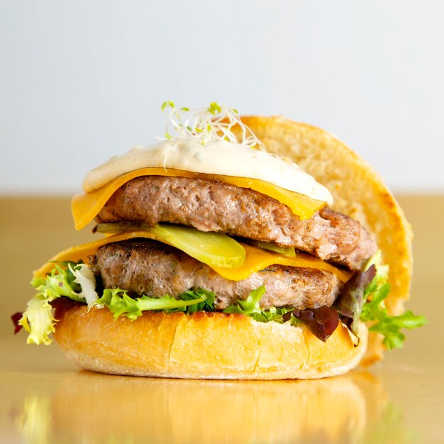 Authentique burger double fromage américain de qualité supérieure