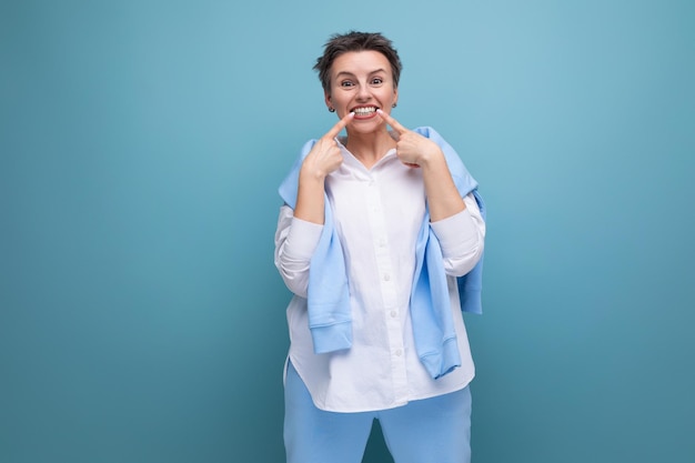 Authentique jeune femme aux cheveux noirs à la mode avec un large sourire