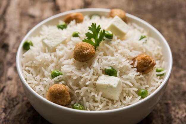 Authentique paneer ou soja ou pois verts pulav ou légumes riz ou légumes biryani avec cubes de paneer et morceaux de soja, mise au point sélective