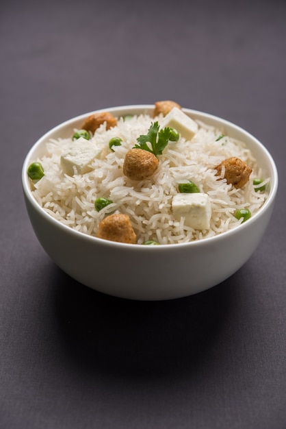Authentique paneer ou soja ou pois verts pulav ou légumes riz ou légumes biryani avec cubes de paneer et morceaux de soja, mise au point sélective
