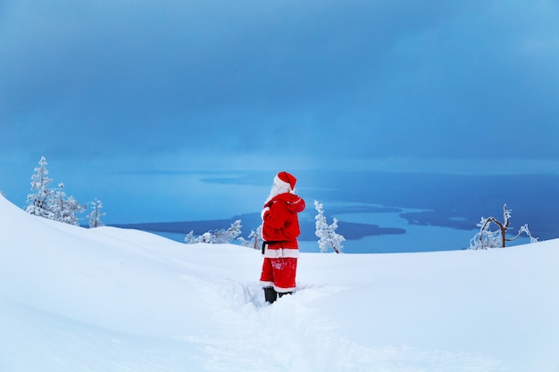 Authentique père Noël sur une montagne enneigée.