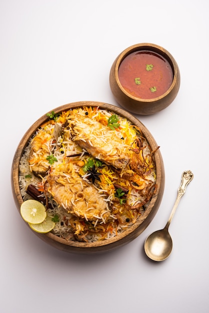 Authentique poisson Biryani servi dans une assiette blanche ou handi