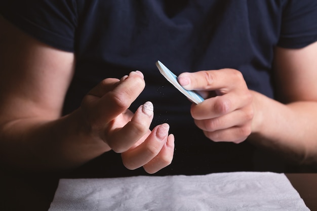 Auto-enlèvement de vernis à ongles Shellac à la maison