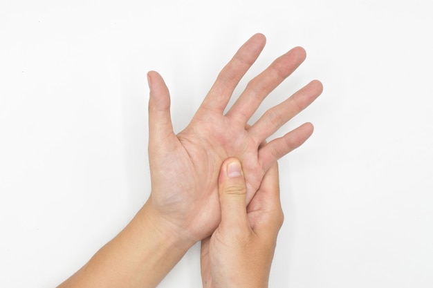 Auto-massage des mains par un jeune homme asiatique Santé des doigts et des articulations de la main