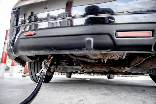 Photo auto ravitailler en voiture à la station d'essence, faire le plein de gaz de pétrole liquéfié, gpl