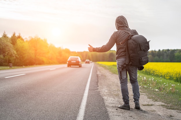 auto-stoppeur attrape voiture sur la route