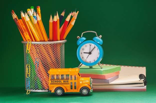 Autobus scolaire rétro jaune et crayons dans un panier