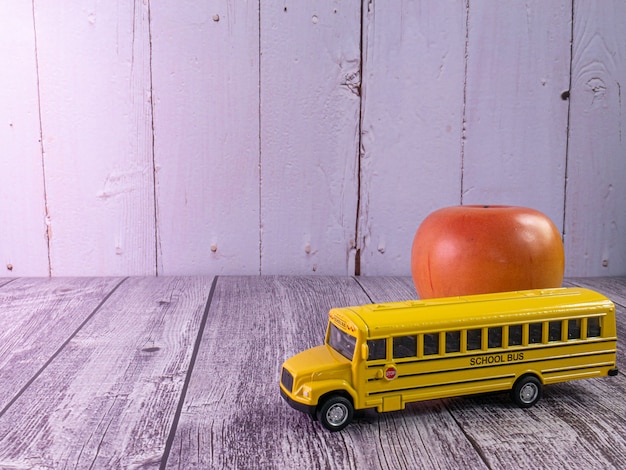 L'autobus scolaire sur la table en bois pour le concept d'éducation