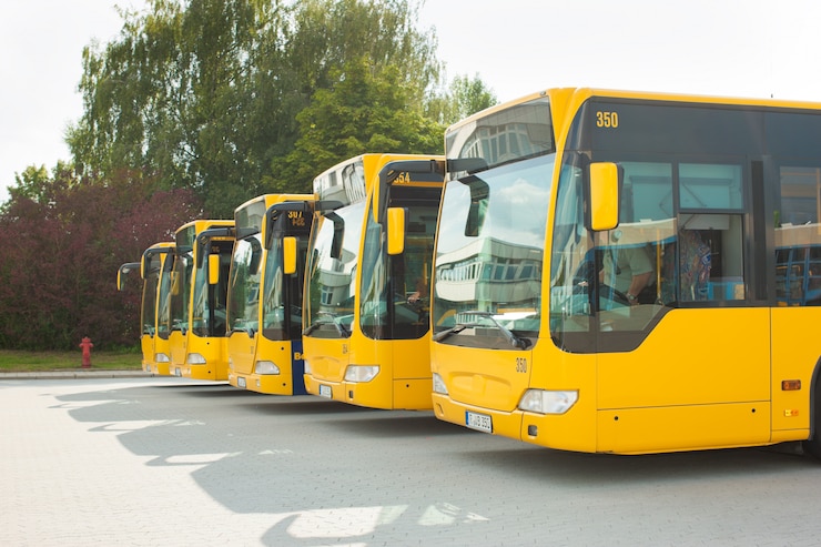 Photo les autobus se garent en rangée à la gare routière