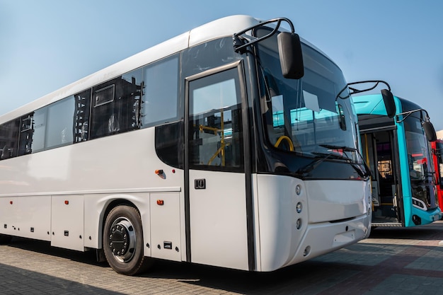 Autobus urbains modernes sur le parking