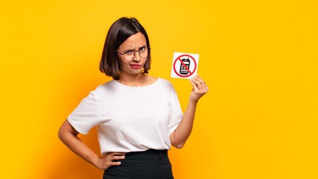 Autocollant de jeune jolie femme sans téléphone