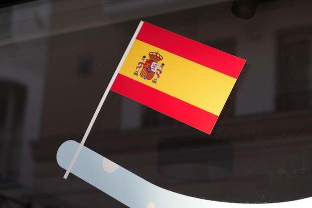 Autocollants rouges et jaunes du drapeau espagnol sur l'agence de l'office de tourisme windows