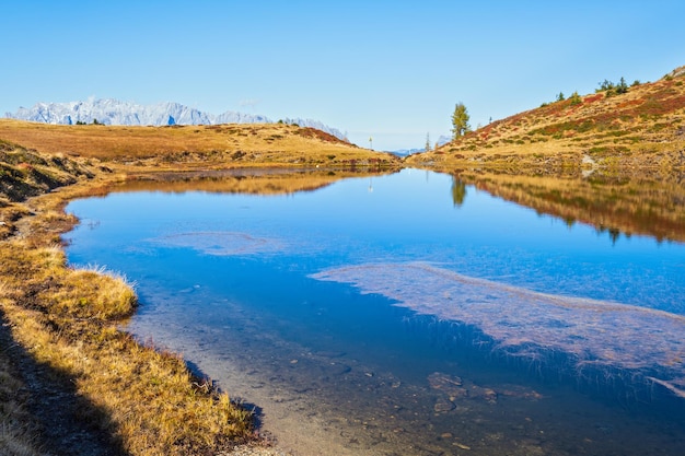 Automne alpin Kleiner Paarsee ou lac Paarseen Land Salzburg Autriche Alpes Hochkonig rocky mountain vue de groupe dans loin