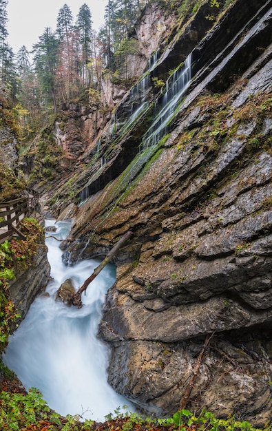 Automne alpin de montagne gorge de Wimbachklamm et ruisseau de Wimbach avec chemin en bois parc national de Berchtesgaden Alpes Bavière Allemagne