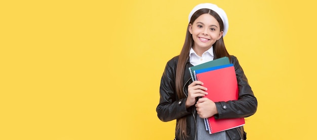 Automne Automne école Bonne Adolescente Retour à L'école Tenant Des Livres Fond Jaune éducation Portrait D'écolière étudiant Studio Bannière En-tête école Enfant Visage Fond