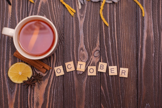 Automne automne vue de dessus mise à plat L'automne laisse une tasse de thé avec inscription fond en bois