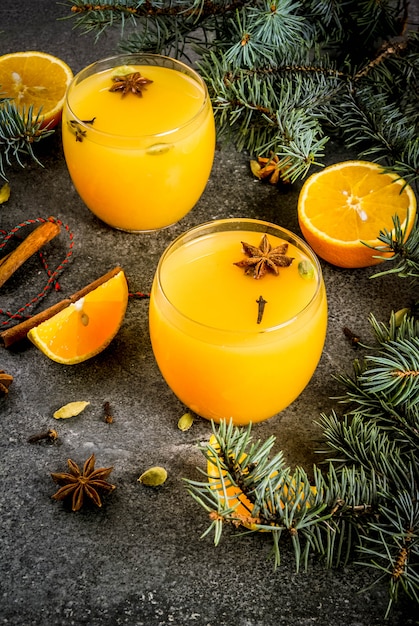 Automne, cocktails d'hiver, punch d'orange d'hiver chaud et épicé