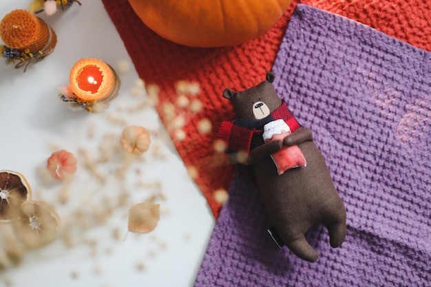 Automne confortable nature morte avec des bougies et des feuilles de jouet concept de Thanksgiving plat style hygge