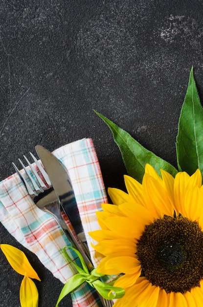 Automne couverts de table, couverts avec serviette et tournesol.