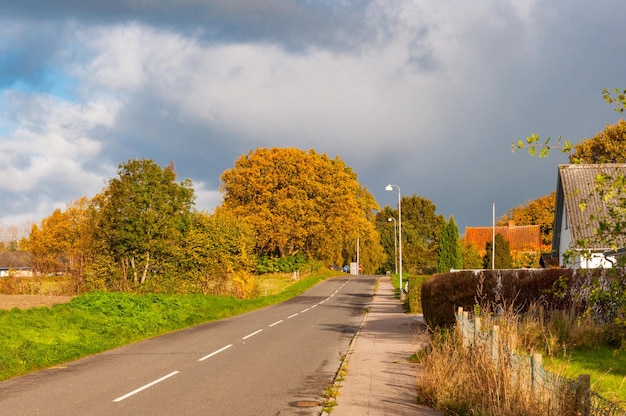 Automne dans le village de campagne danois